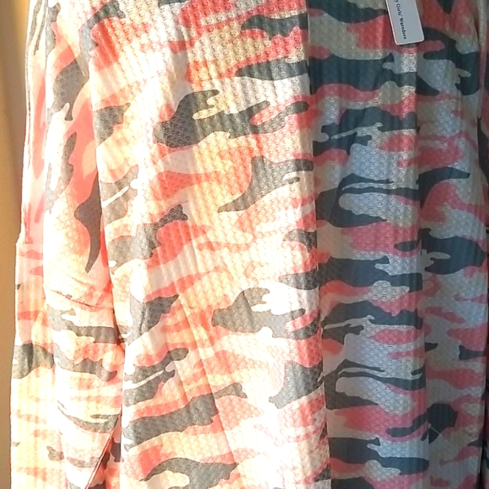 Gaovot  Oversized WaffleKnit OffShoulder Pink Camo shirt blouse New w/ tag. - Picture 6 of 7